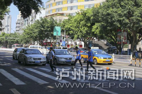 四川警察學(xué)院前的斑馬線沒(méi)有紅綠燈，但過(guò)往車輛見到有行人過(guò)斑馬線都會(huì)禮讓行人